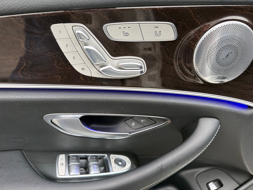 Photo 31 of this MERCEDES-BENZ E300 4MATIC