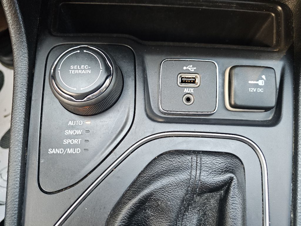 Photo 25 of this JEEP CHEROKEE
