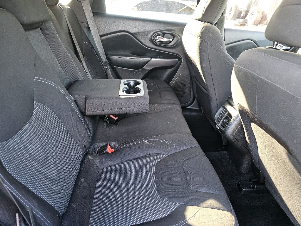 Photo 37 of this JEEP CHEROKEE