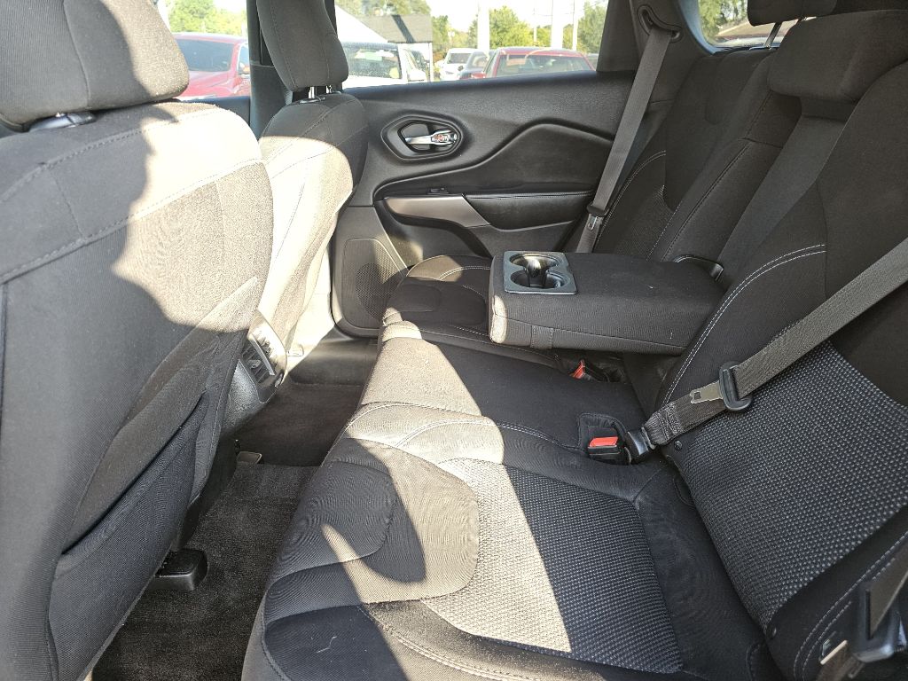 Photo 33 of this JEEP CHEROKEE