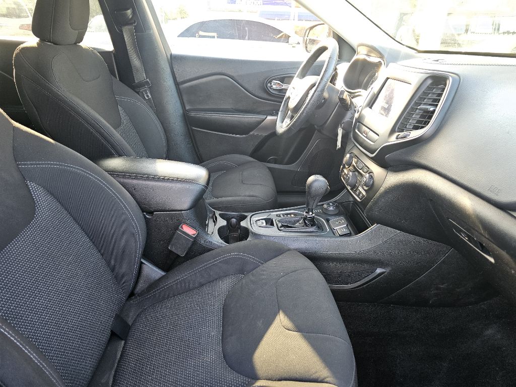 Photo 41 of this JEEP CHEROKEE
