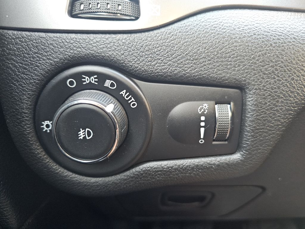 Photo 31 of this JEEP CHEROKEE
