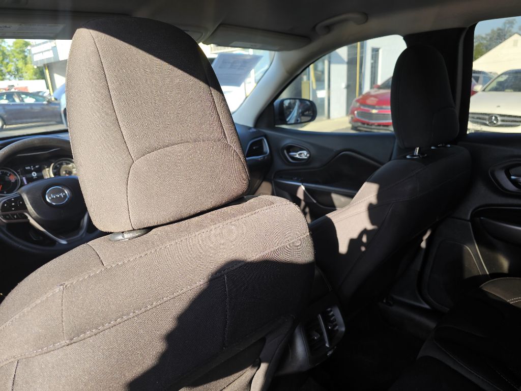 Photo 32 of this JEEP CHEROKEE
