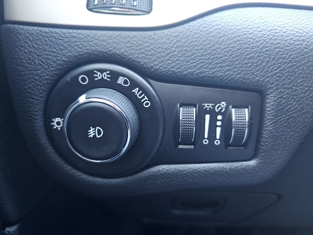 Photo 36 of this JEEP CHEROKEE