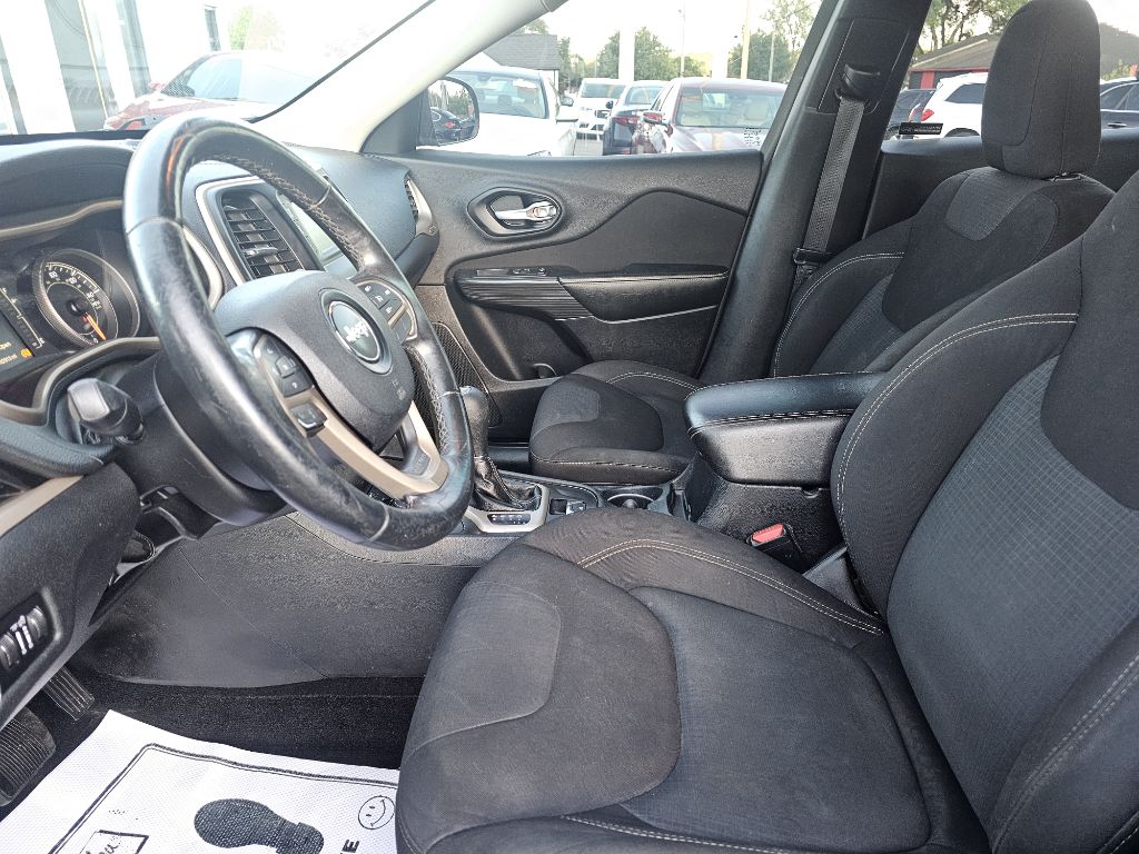 Photo 20 of this JEEP CHEROKEE