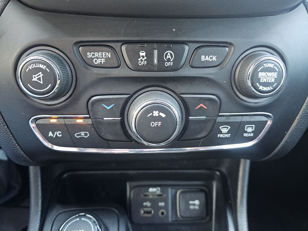 Photo 30 of this JEEP CHEROKEE