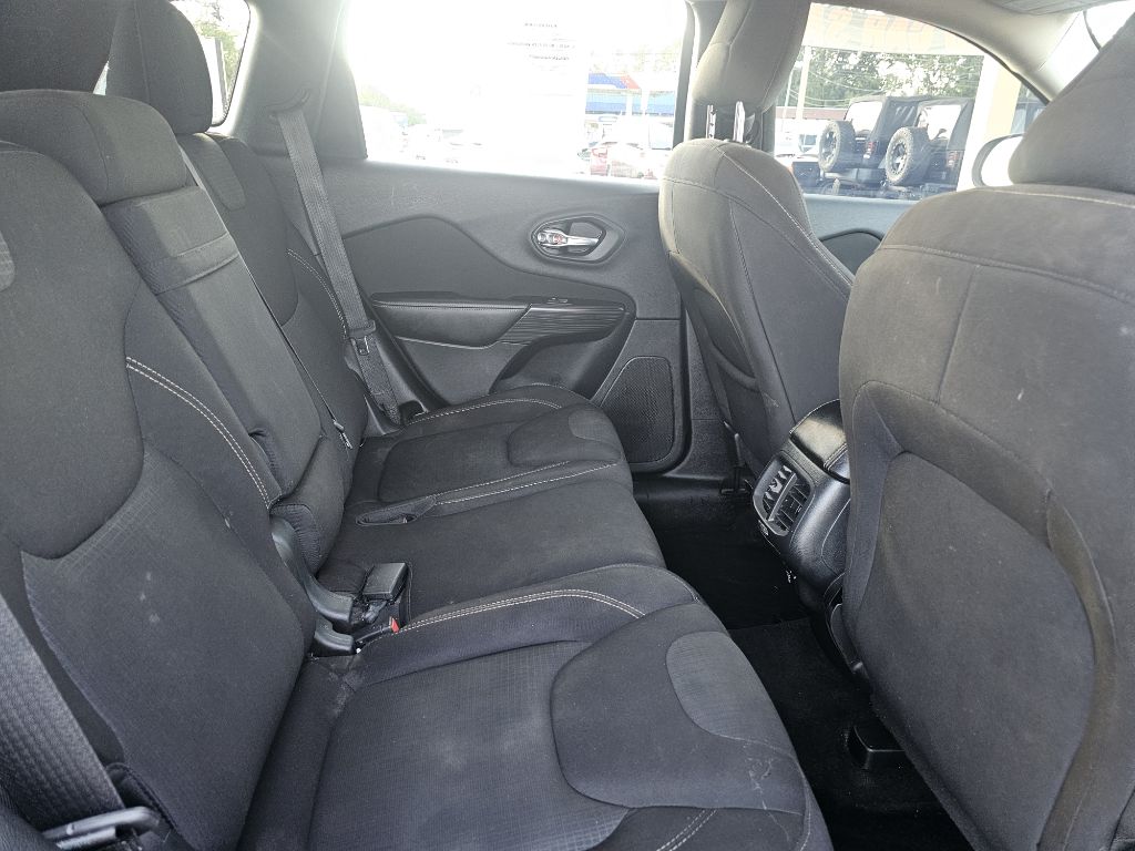 Photo 42 of this JEEP CHEROKEE