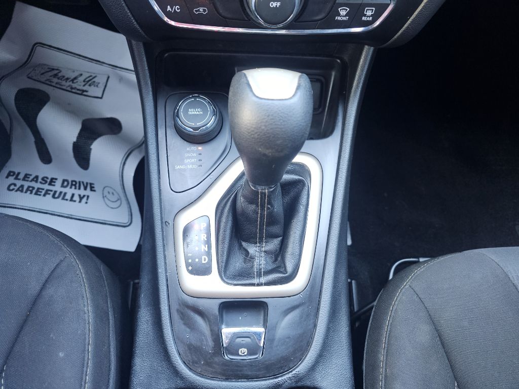Photo 31 of this JEEP CHEROKEE