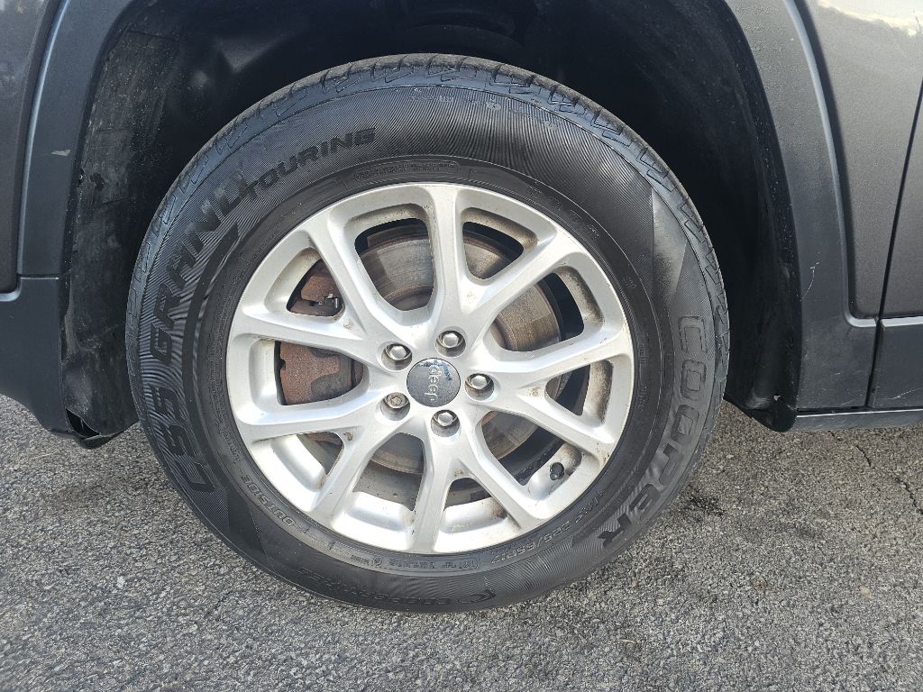 Photo 17 of this JEEP CHEROKEE