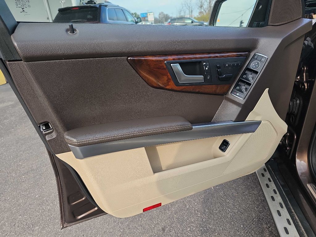 Photo 42 of this MERCEDES-BENZ GLK 350