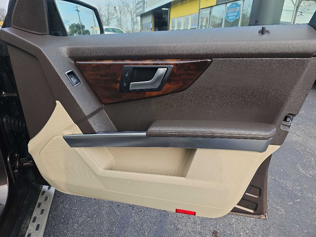 Photo 48 of this MERCEDES-BENZ GLK 350