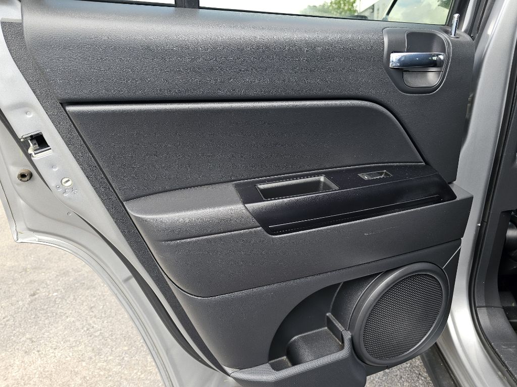 Photo 37 of this JEEP COMPASS