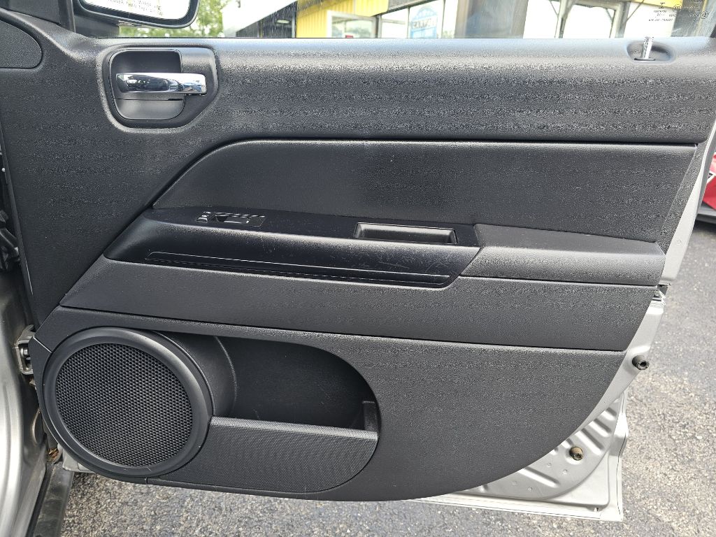 Photo 45 of this JEEP COMPASS