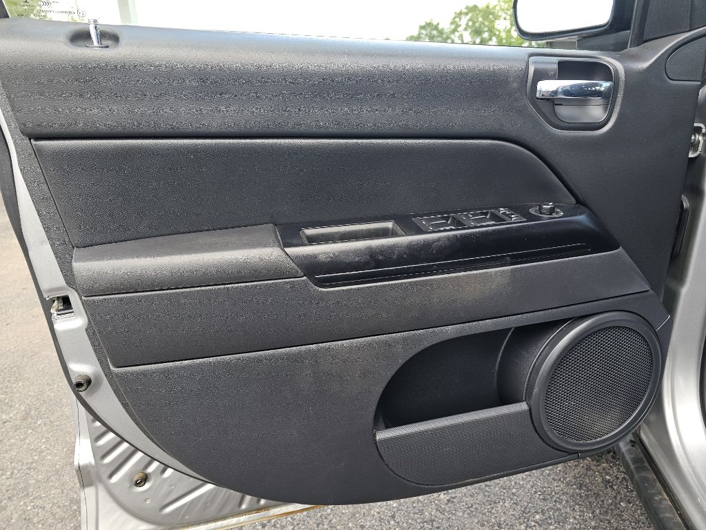 Photo 34 of this JEEP COMPASS