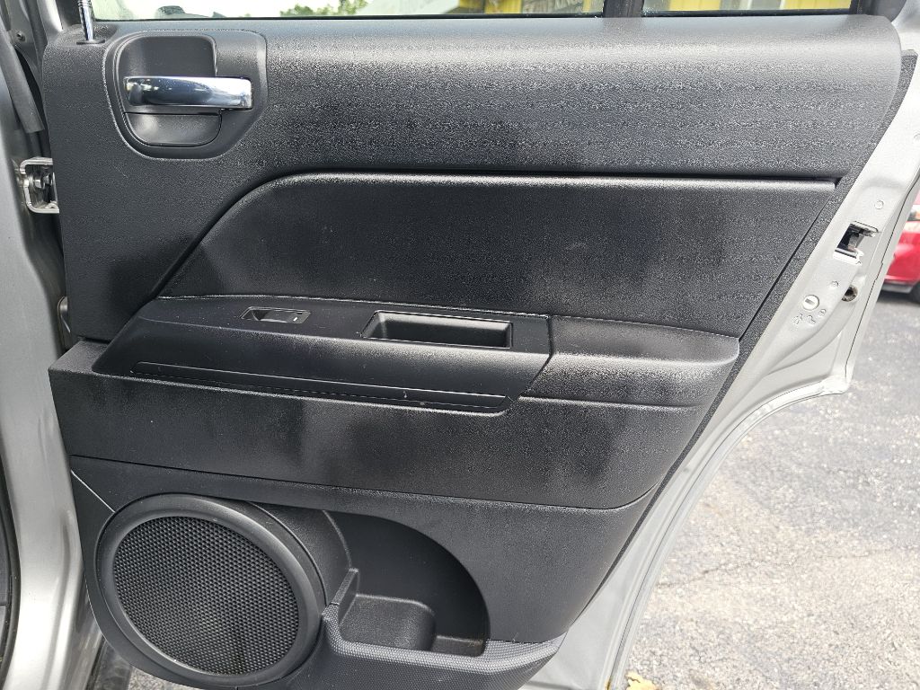 Photo 41 of this JEEP COMPASS