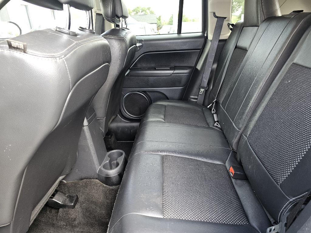Photo 35 of this JEEP COMPASS