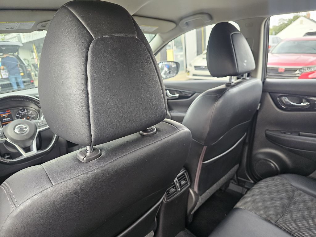 Photo 34 of this NISSAN ROGUE SPORT SV