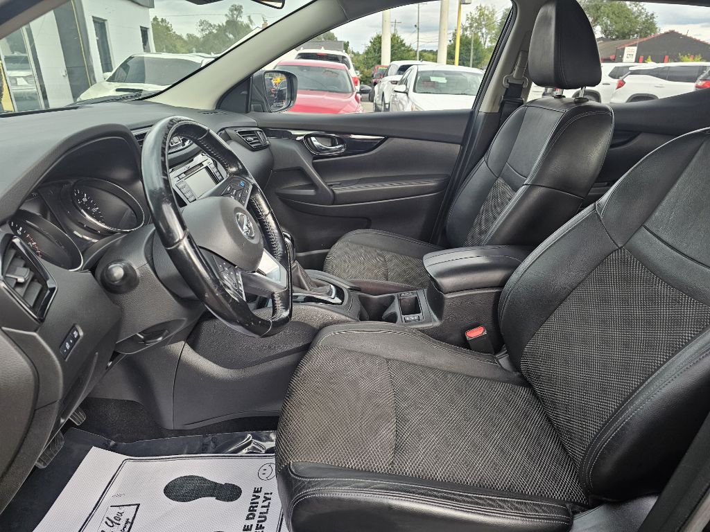 Photo 18 of this NISSAN ROGUE SPORT SV
