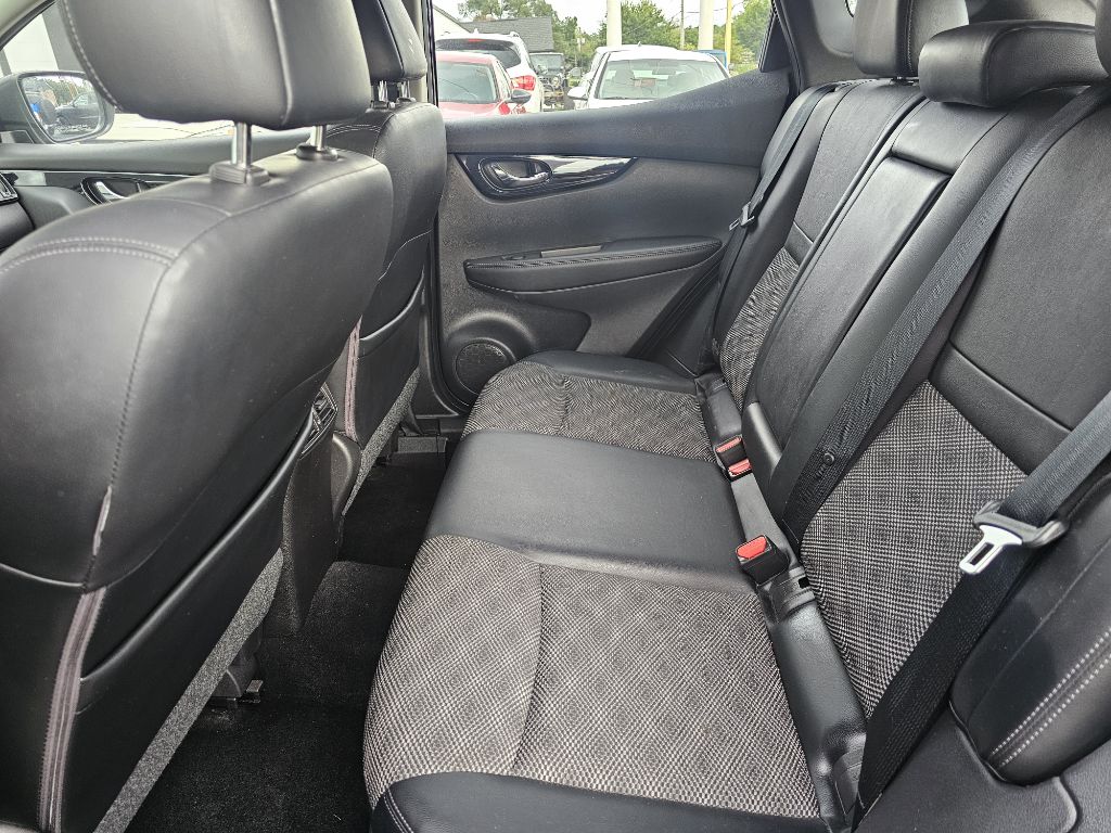 Photo 31 of this NISSAN ROGUE SPORT SV