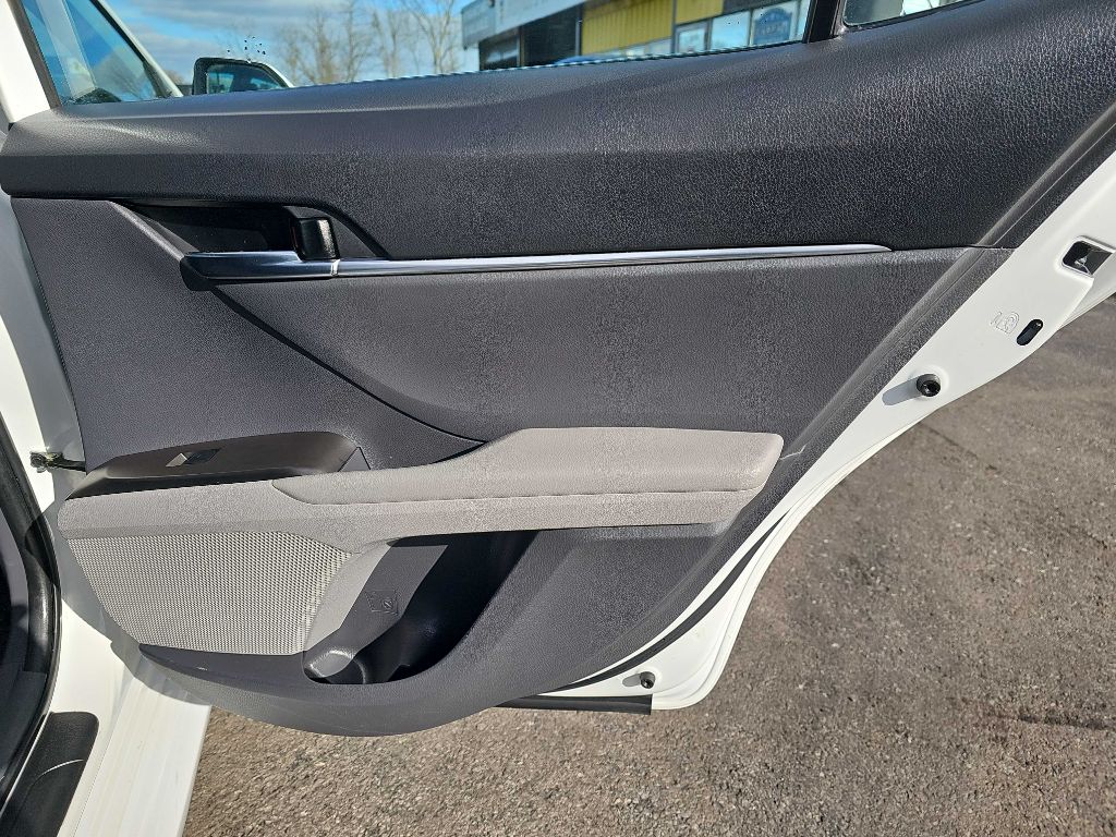 Photo 50 of this TOYOTA CAMRY LE