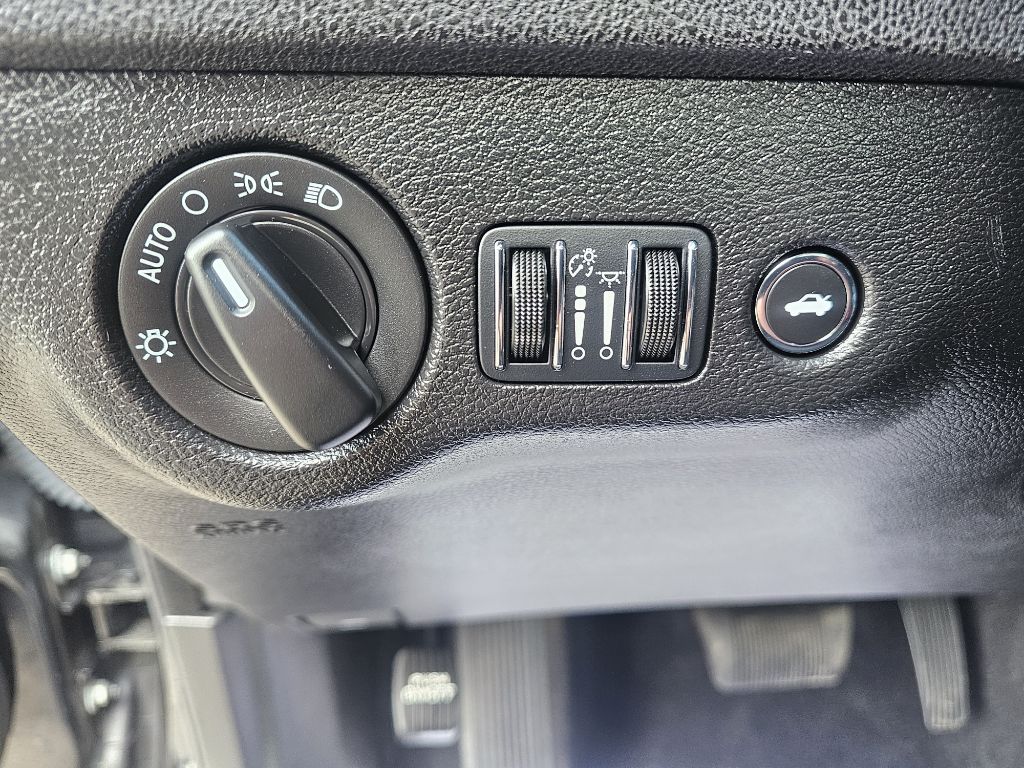 Photo 30 of this DODGE CHARGER SXT