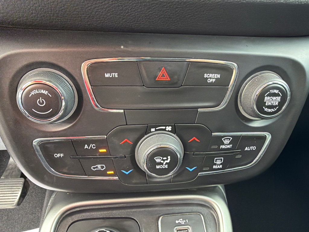 Photo 39 of this JEEP COMPASS LATITUD