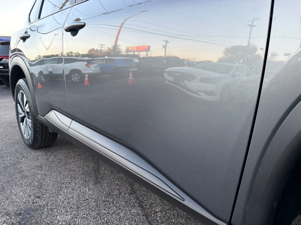 Photo 23 of this NISSAN ROGUE SV