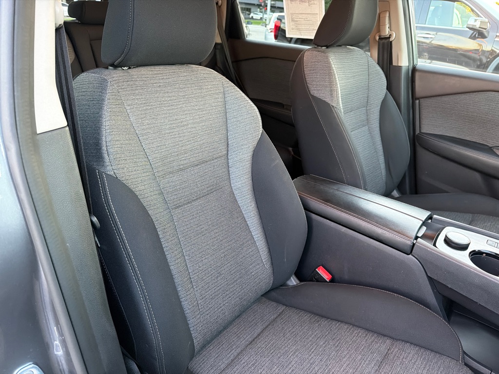 Photo 35 of this NISSAN ROGUE SV