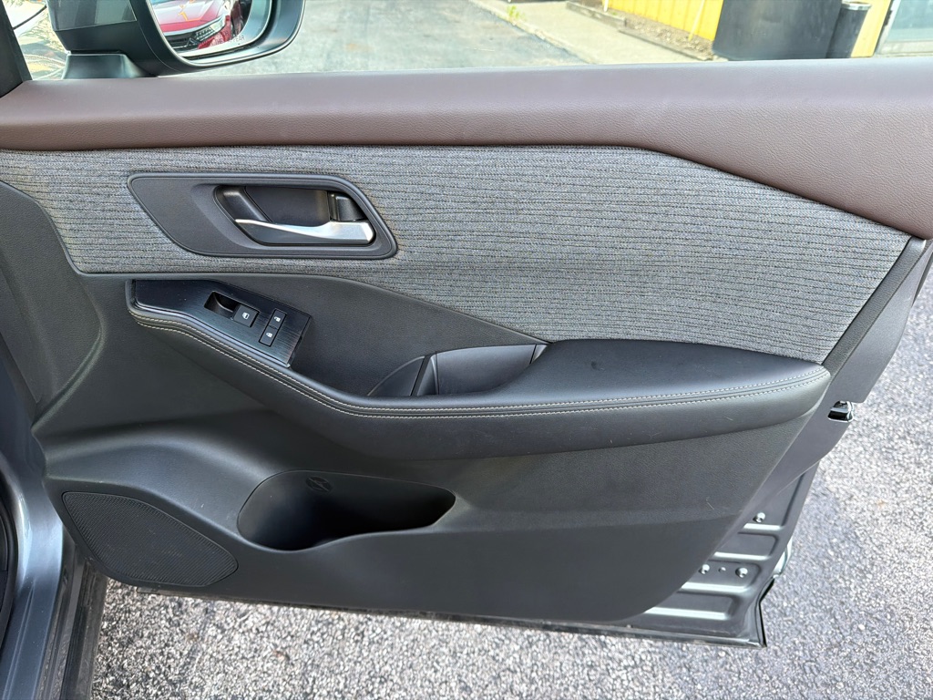 Photo 32 of this NISSAN ROGUE SV