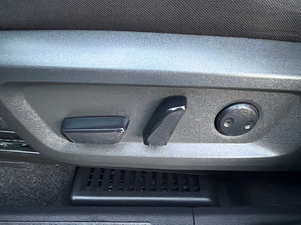 Photo 38 of this NISSAN ROGUE SV