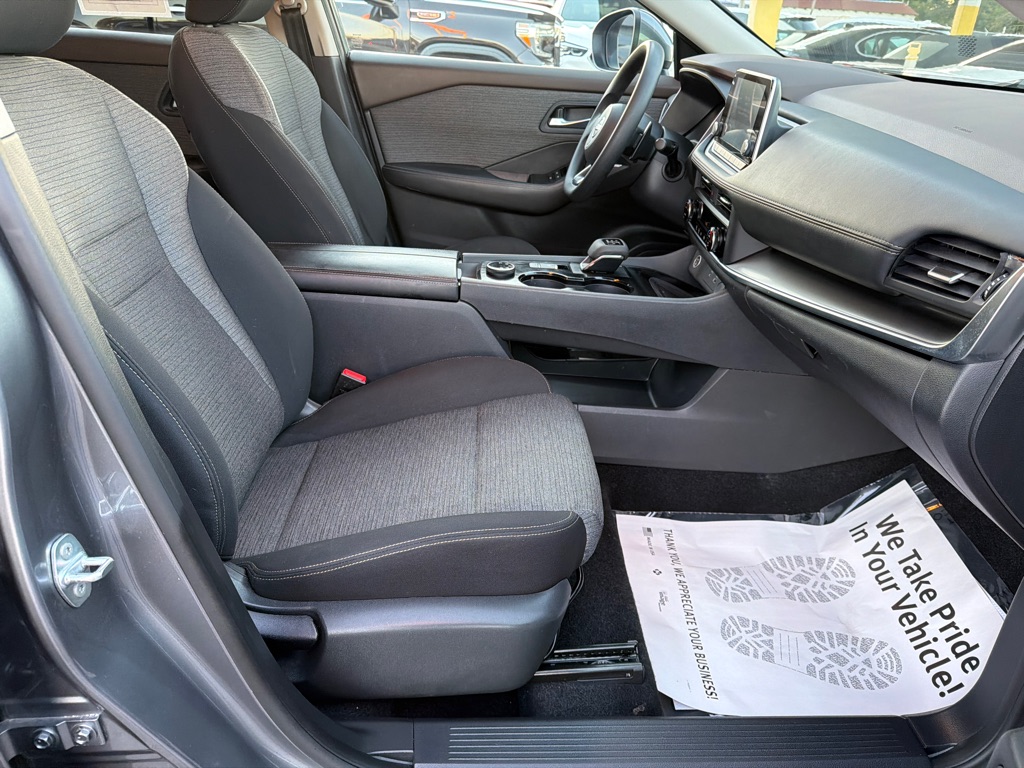 Photo 33 of this NISSAN ROGUE SV