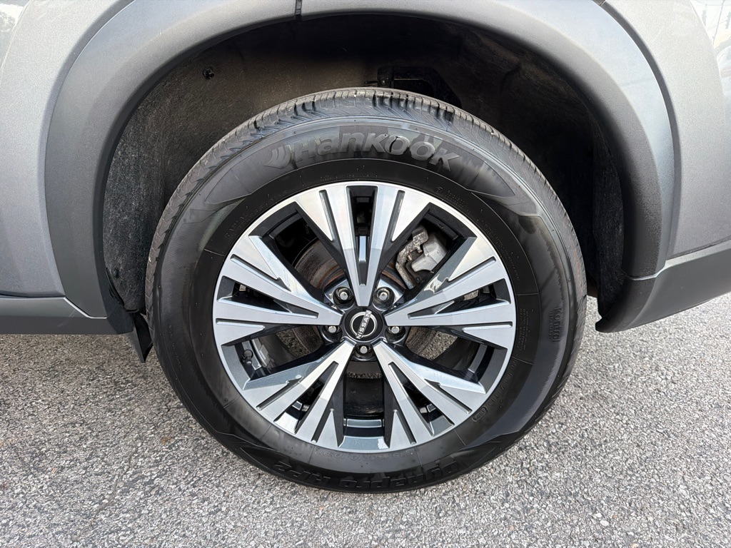 Photo 49 of this NISSAN ROGUE SV