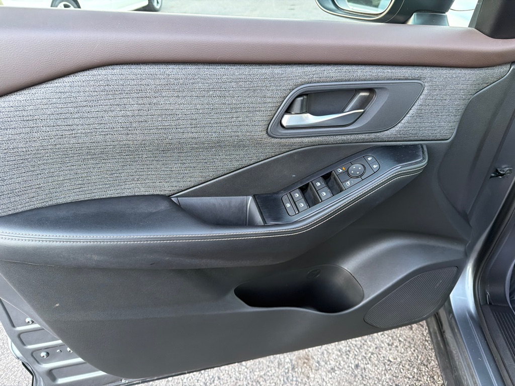 Photo 27 of this NISSAN ROGUE SV