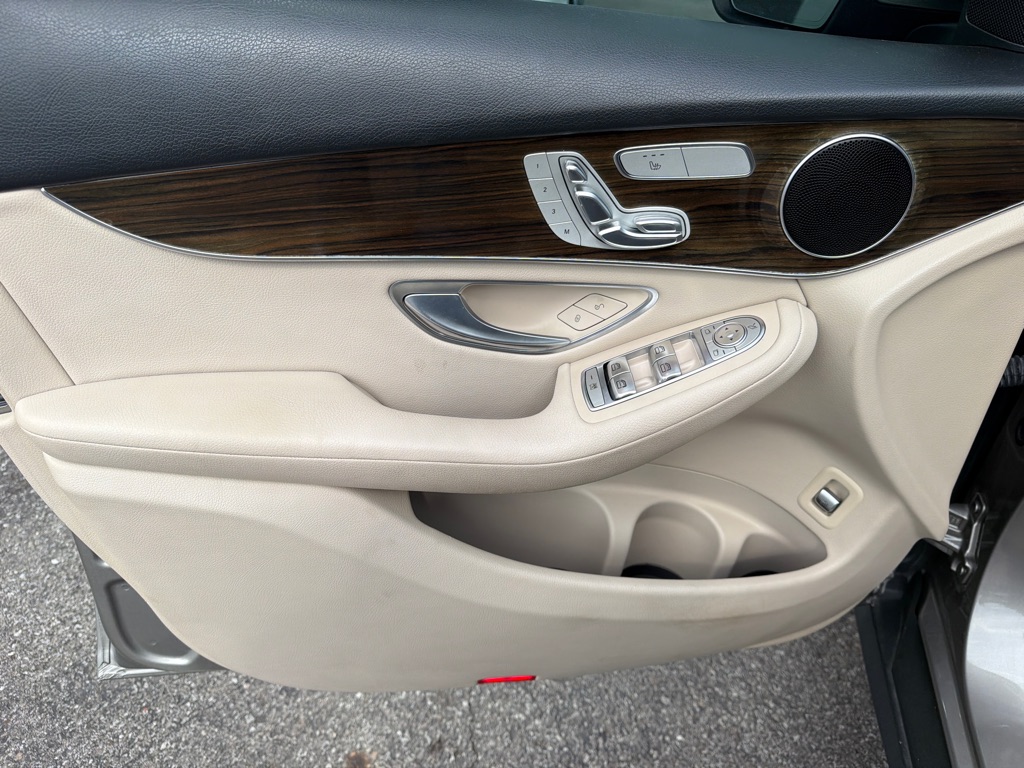 Photo 32 of this MERCEDES-BENZ GLC 300 4MATIC