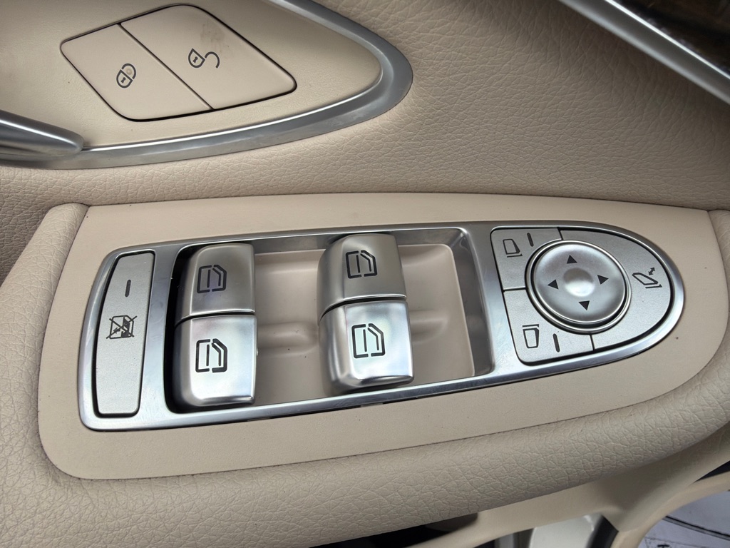 Photo 34 of this MERCEDES-BENZ GLC 300 4MATIC