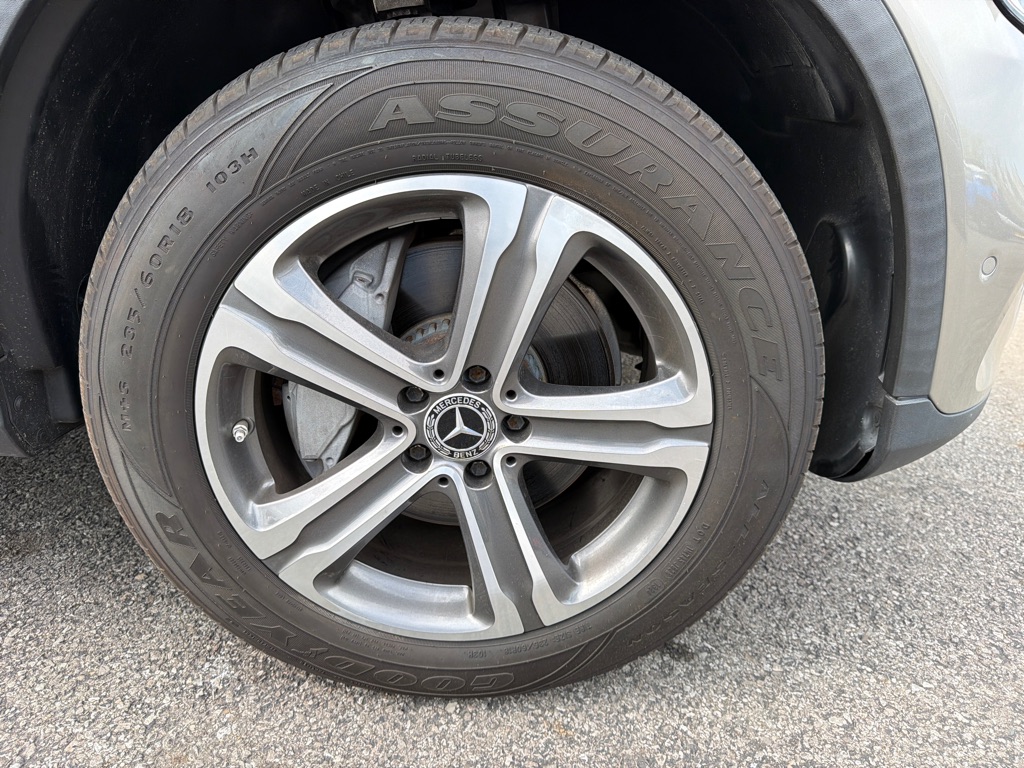 Photo 20 of this MERCEDES-BENZ GLC 300 4MATIC