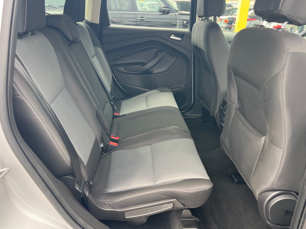 Photo 31 of this FORD ESCAPE SE