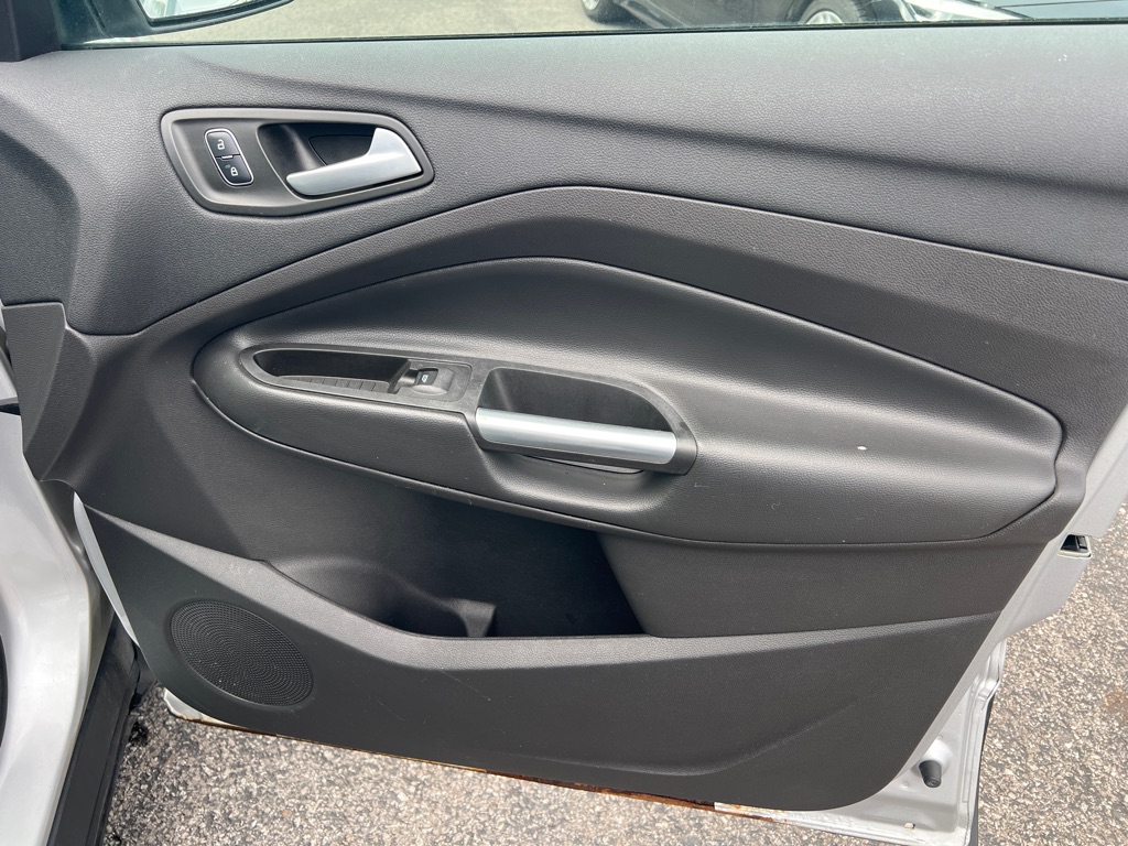 Photo 32 of this FORD ESCAPE SE