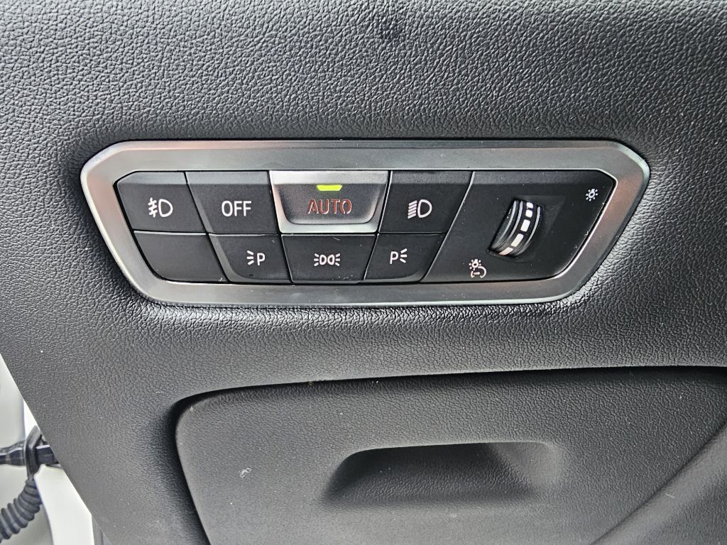 Photo 27 of this BMW X6 XDRIVE40I