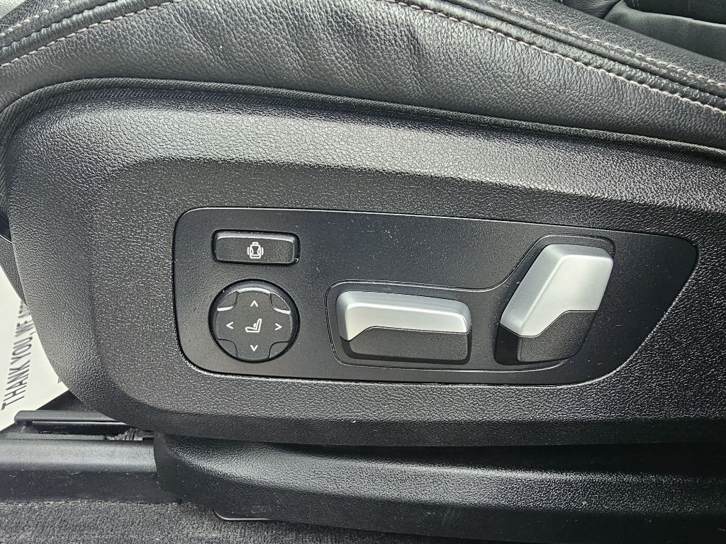 Photo 23 of this BMW X6 XDRIVE40I