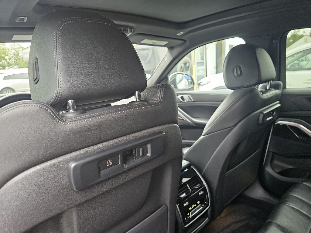 Photo 38 of this BMW X6 XDRIVE40I