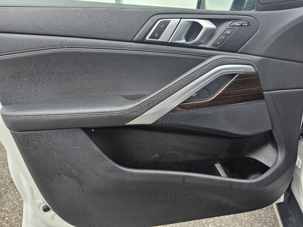 Photo 24 of this BMW X6 XDRIVE40I