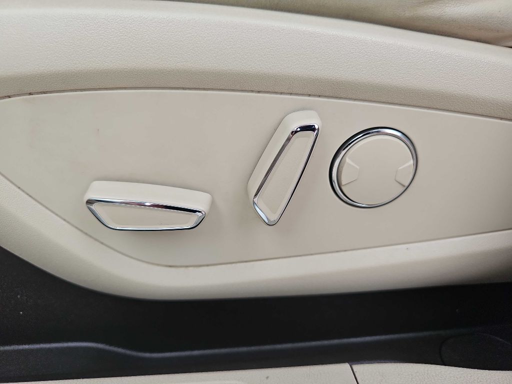 Photo 33 of this LINCOLN MKC RESERVE