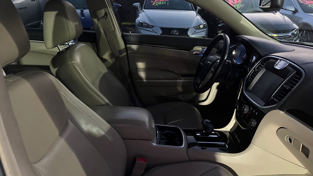 2014 Chrysler 300 #17