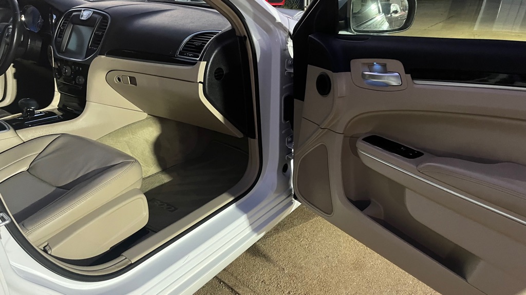 2014 Chrysler 300 #15