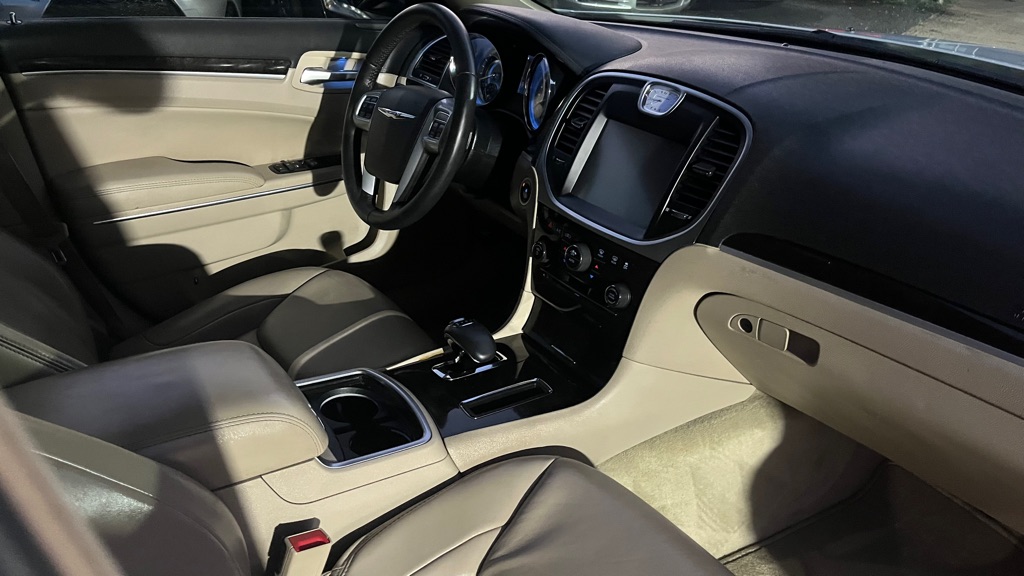 2014 Chrysler 300 #16