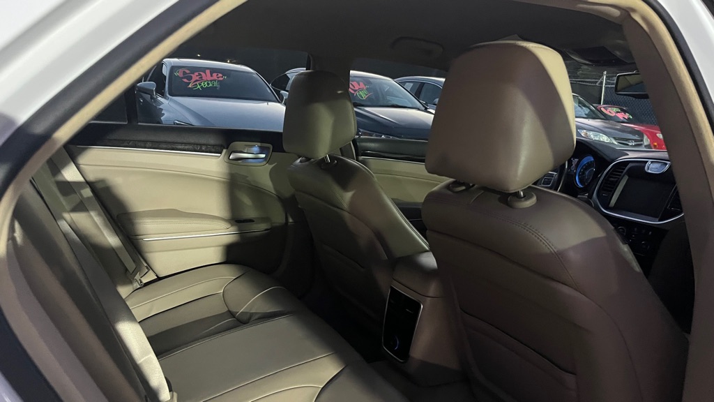 2014 Chrysler 300 #13