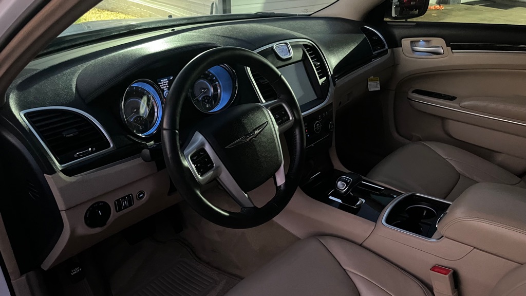 2014 Chrysler 300 #10