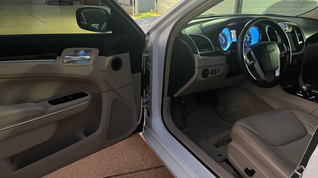 2014 Chrysler 300 #9
