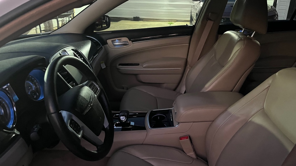 2014 Chrysler 300 #11